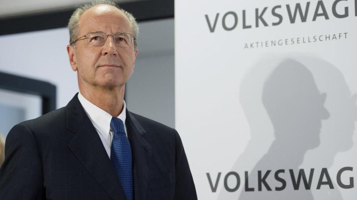 
El nuevo presidente del consejo de vigilancia del grupo automovilístico alemán Volkswagen, Hans-Dieter Pötsch, da una rueda de prensa el miércoles en la fábrica de Wolfsburgo, Alemania.

