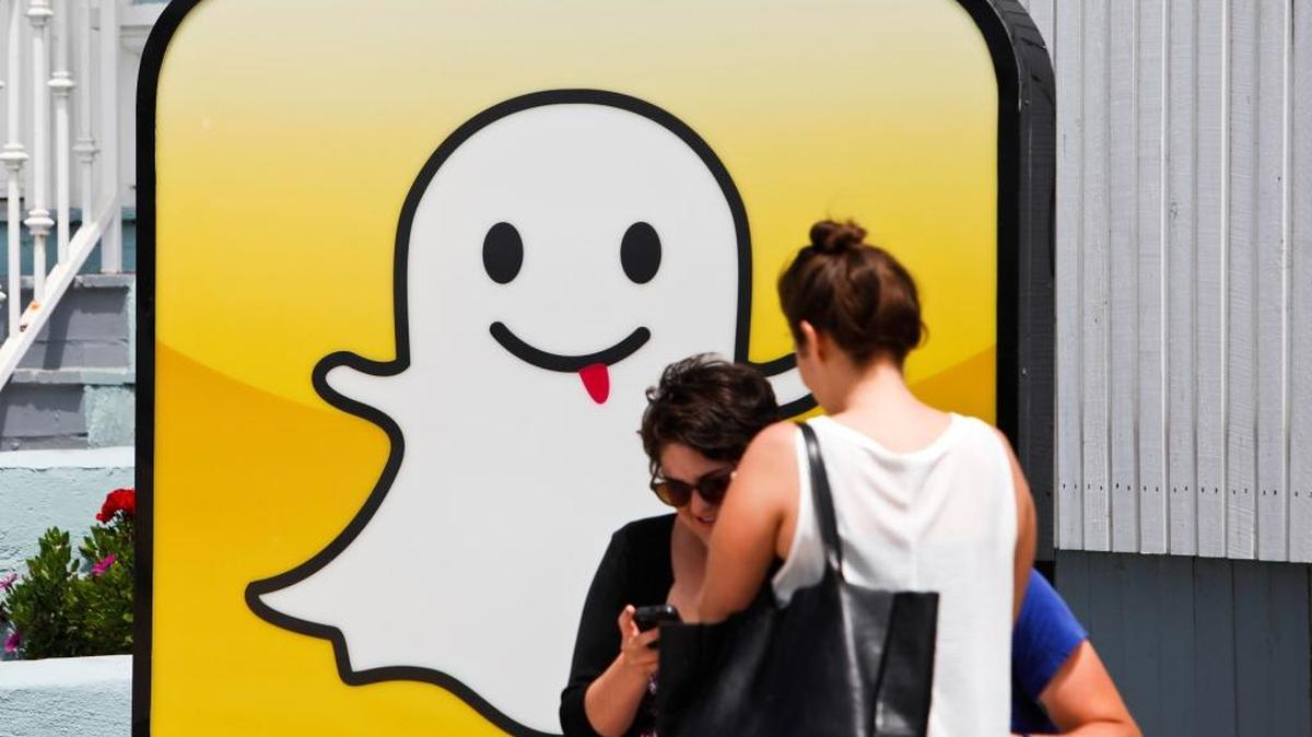 Personas toman fotos frente a la sede de Snapchat Inc., en Los Angeles, California. Foto de archivo.
