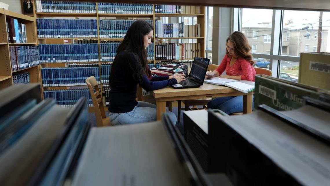 Las estudiantes Shelby Nelson (izq.) y Jessica Burk estudian en octubre en la Universidad Brescia, en Owensboro, Kentucky. Los empresarios pueden en las universidades personal que quiera tener experiencia profesional.