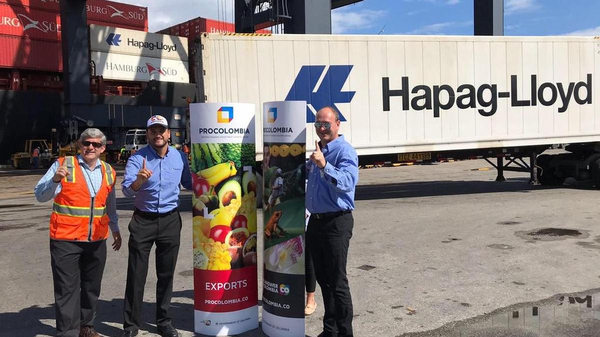 Funcionarios de ProColombia en Estados Unidos posan el lunes en el Puerto Everglades cuando llegó el primer cargamento de aguacates.