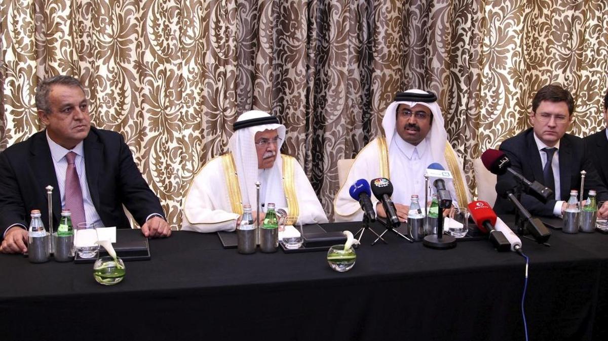 De izq. a der. el ministro venezolano de Petróleo, Eulogio del Pino; el ministro saudí de Petróleo y Recursos Minerales, Ali al Nuaimi; el ministro catarí de Energía e Industria y presidente de turno de la OPEP, Mohamed Saleh al Sada, y el titular ruso de Energía, Alexander Novak, en una rueda de prensa en Doha, Catar.