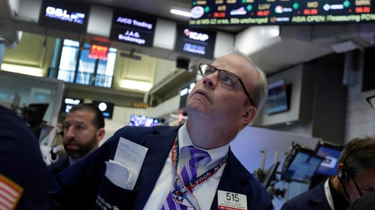 El corredor de bolsa, David O'Day, observa el movimiento bursátil en la Bolsa de Valores de Nueva York, en abril. En ese mercado el barril de “light sweet crude” (WTI) para entrega en julio subió por tercera sesión consecutiva y cerrar en $51.23 dólares, un precio sin precedentes desde julio pasado.