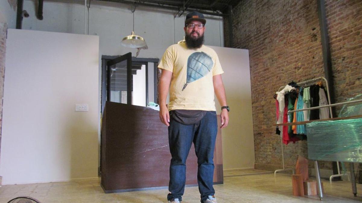 El joven empresario puertorriqueño Emilio Meléndez abrirá el próximo 29 de abril su tienda, “El Nido, moda, arte y barra”, donde venderá indumentaria de varias marcas locales e independientes, incluyendo la suya