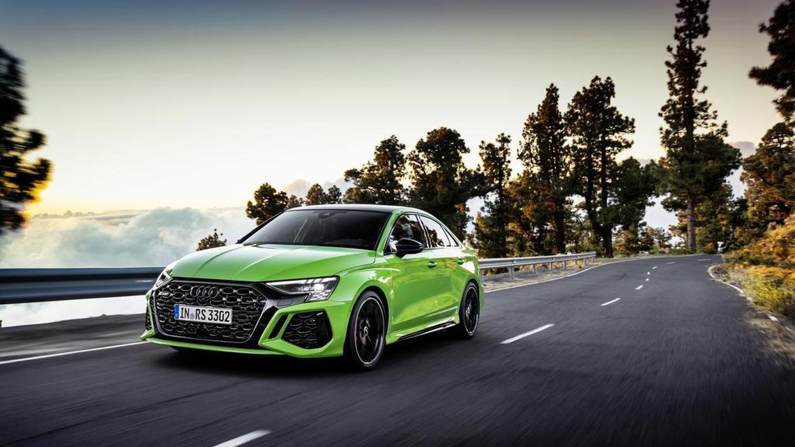 El Audi RS3 Sedán del 2022 es potente y seguro. Está inspirado en el Audi A3 de cuatro puertas y el S3 más deportivo, pero bendecido con aún más potencia y un ajuste de chasis mejorado.