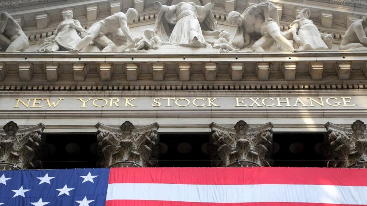 Una bandera estadounidense es desplegada en la fachada de la Bolsa de Valores de Nueva York, en julio.