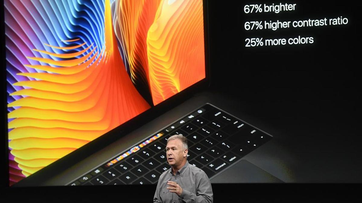 Phil Schiller, vicepresidente senior de marketing internacional de Apple, habla el 27 de octubre de 2016 sobre productos de la empresa.
