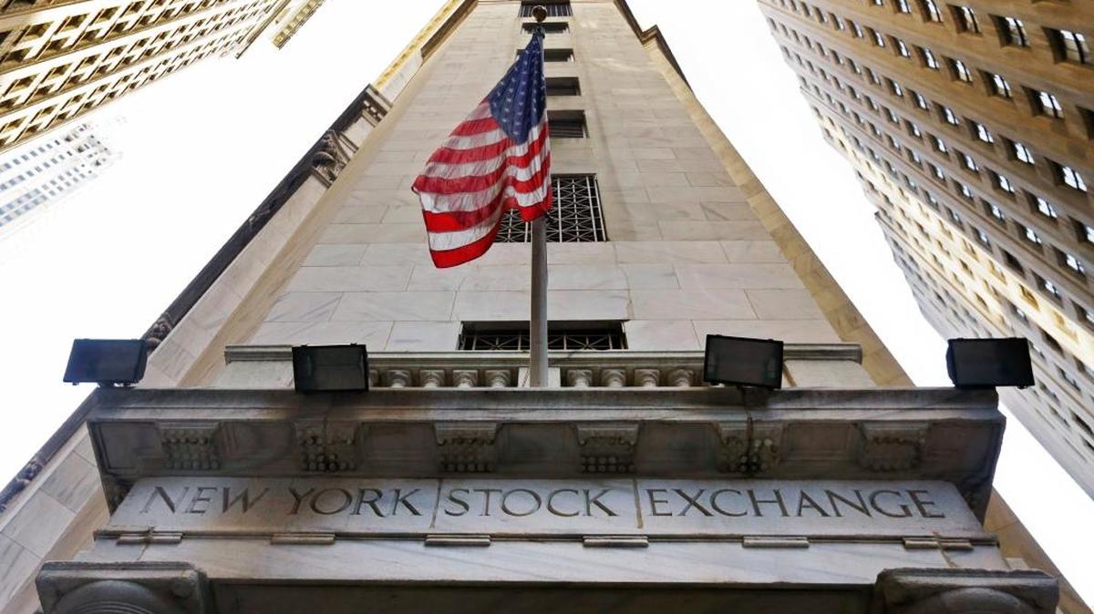 Los tres índices de referencia de Wall Street frenaron levemente el viernes mientras Donald Trump pronunciaba su primer discurso como Presidente, y poco después remontaron el ánimo.