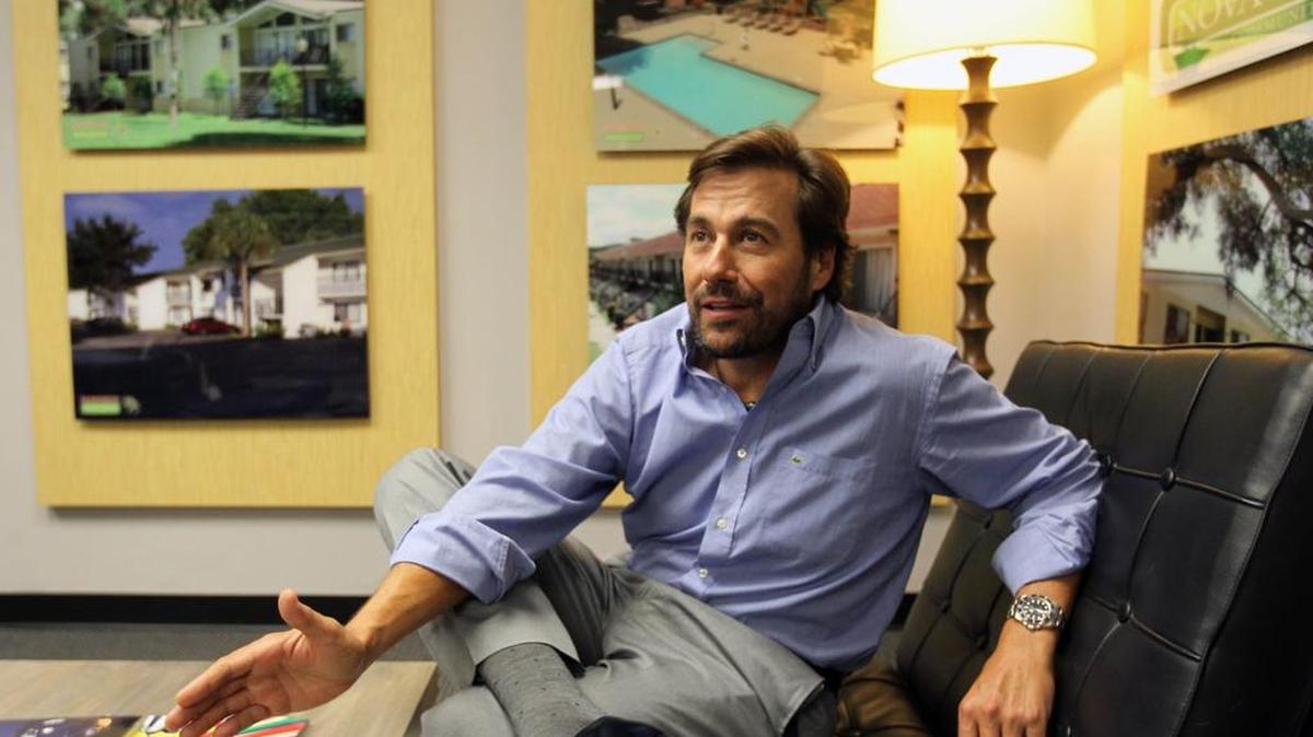 
 Genaro Díaz, fundador y propietario de Nova Eagle Trace, una compañía que especializa en la administración de unidades familiares y multifamiliares, en la sede de la compañía en Coral Gables. 
