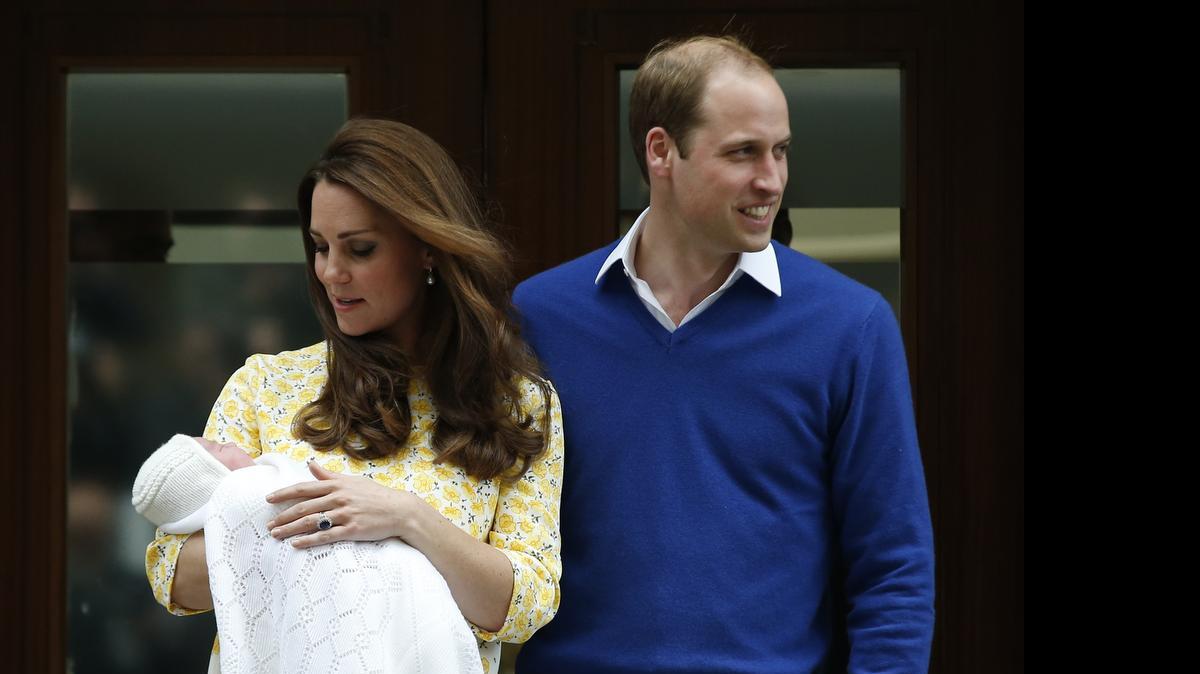 
Los duques de Cambridge, Kate Middleton y el príncipe William, con su recién nacida hija en Londres. 
