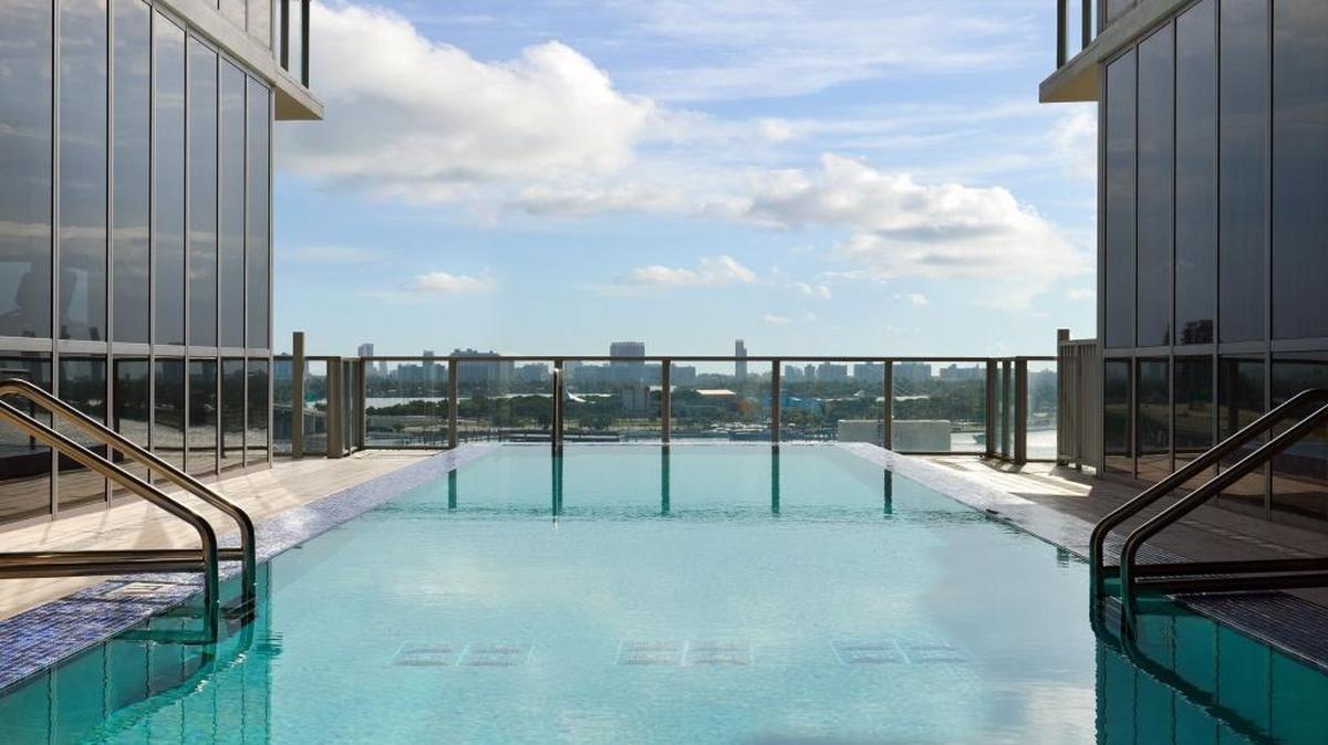 Piscina en el hotel Meliá International de Miami. Esa cadena hotelera busca una expansión “selectiva” en EEUU.