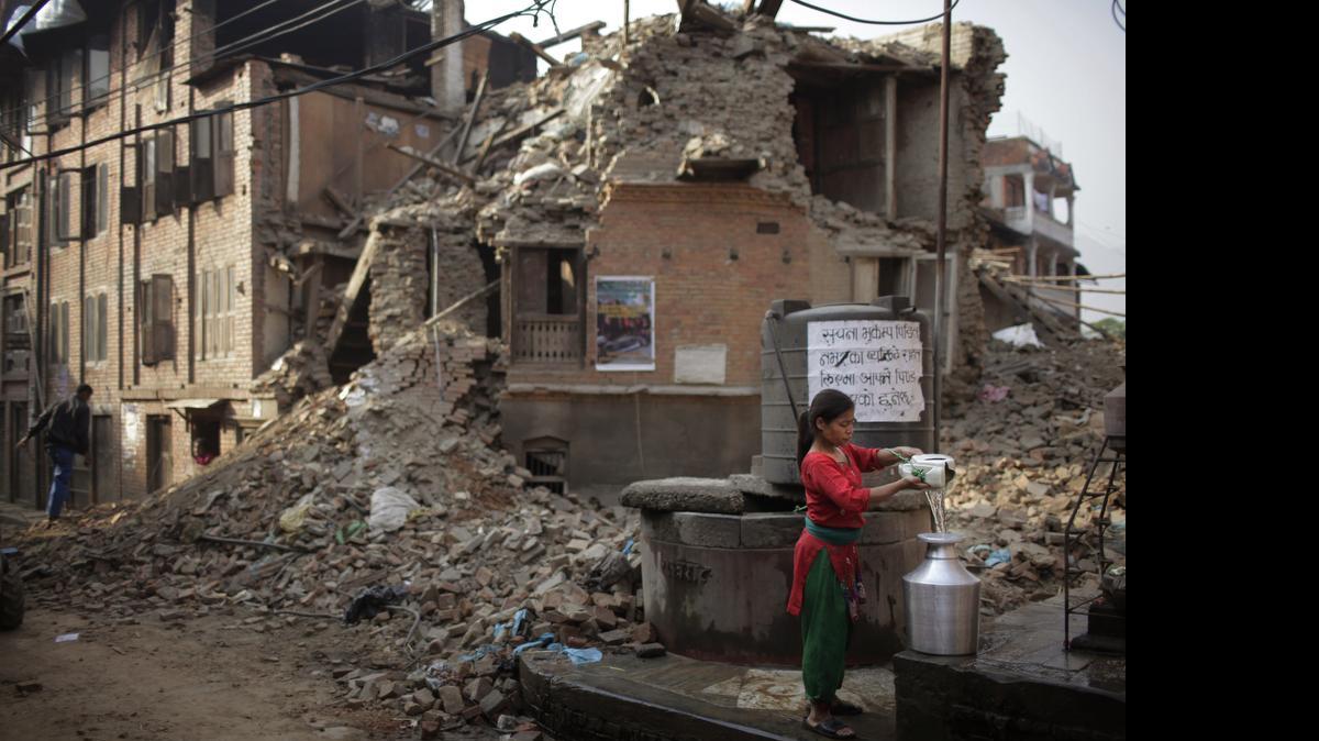 
Un mes después del terremoto que golpeó Nepal dejando miles de muertos y heridos, la economía del país se encuentra a media máquina y el gobierno busca formas para lograr recuperar la normalidad. 
