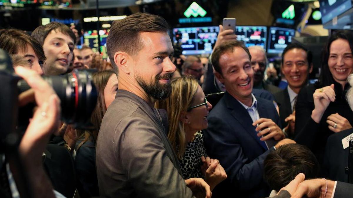 Jack Dorsey, CEO de Square Inc., al centro, saluda el jueves a los corredores de la Bolsa de Valores de Nueva York.