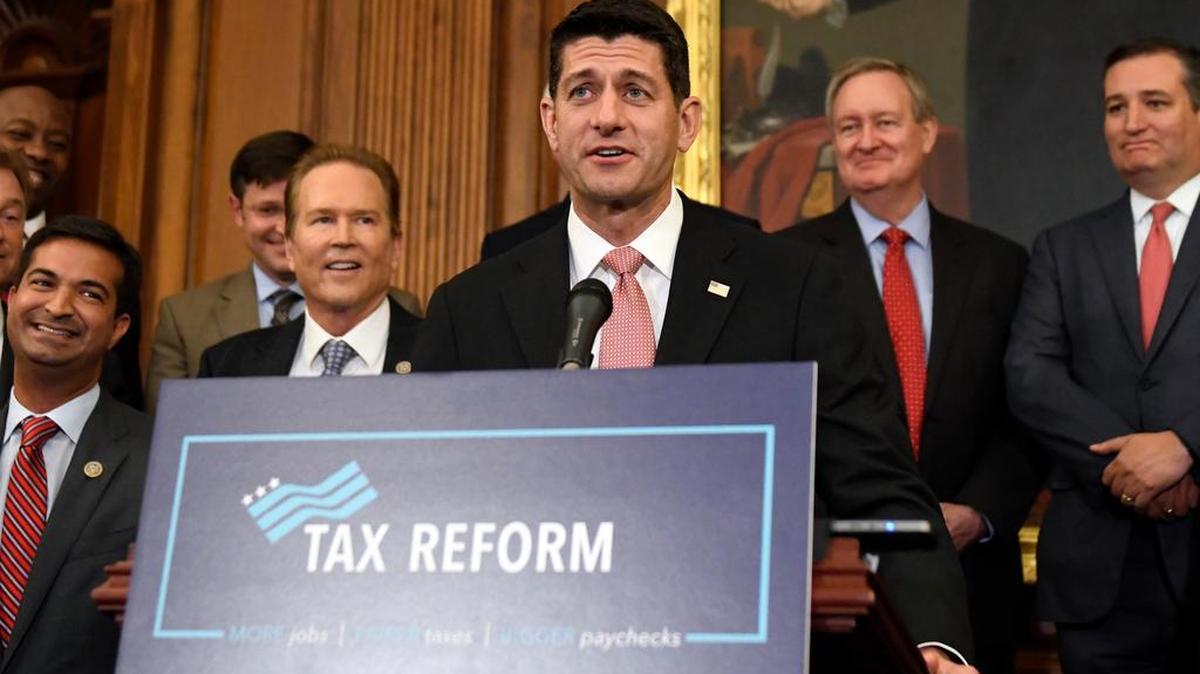 El presidente de la Cámara de Representantes, Paul Ryan, hace las declaraciones de clausura mientras tras el anuncio del nuevo plan de reforma fiscal