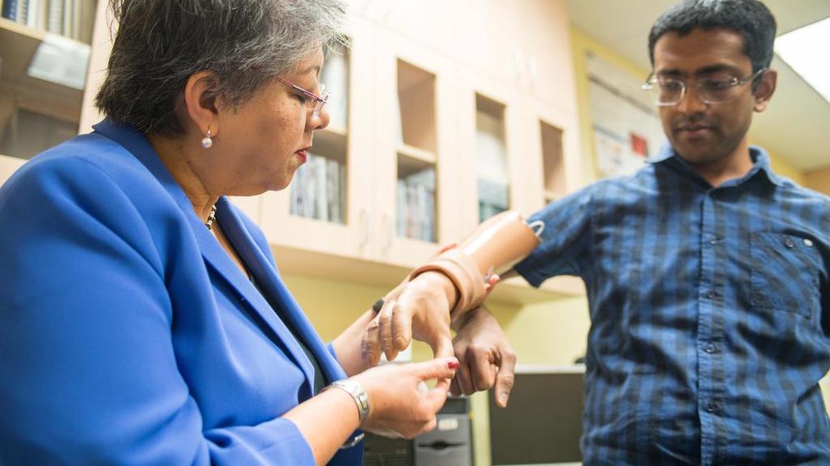 La mano artificial desarrollada en FIU mediante el trabajo de Ranu Jung, decana interina de la Faculad de Ingeniería y Computación y su equipo del “Adaptive Neural Systems Laboratory”.