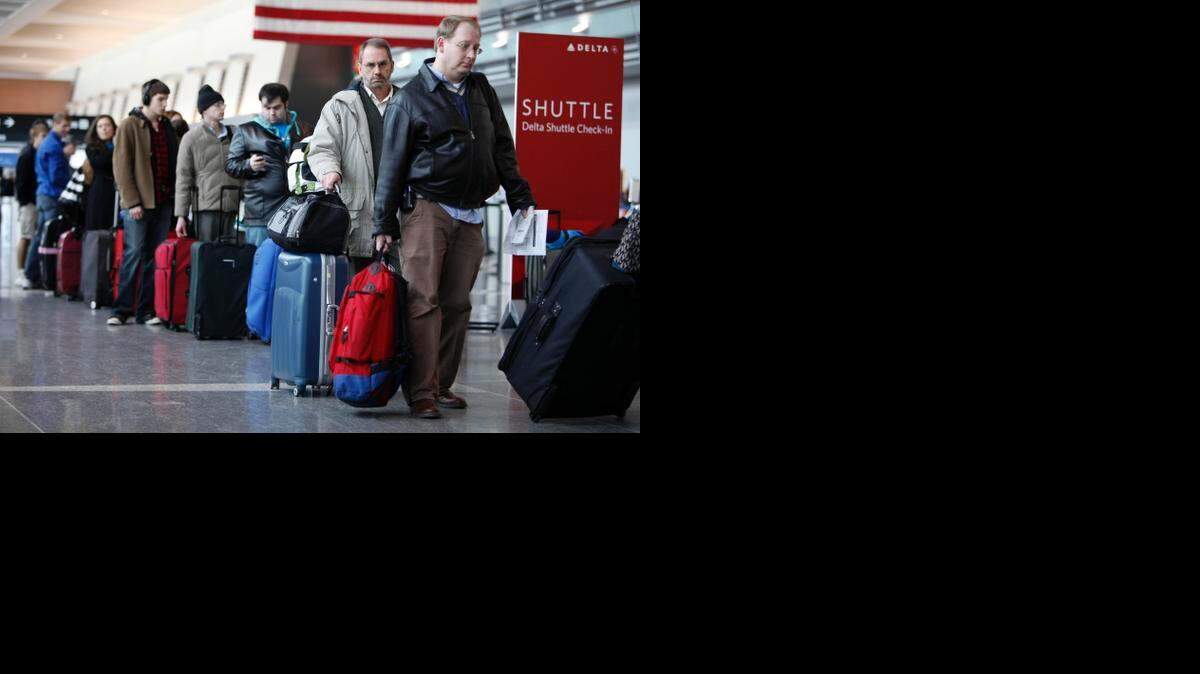 
Pasajeros esperan en fila para despachar el equipaje y verificar documentos en el Aeropuerto Internacional Logan, de Boston en diciembre pasado.
