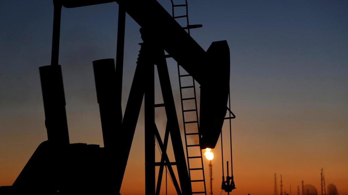 Un taladro de petróleo opera el lunes en los campos de crudo del desierto de Sakhir, Bahrein. El fin de las sanciones internacionales a Irán sacudió el lunes los precios, ante el temor del medio millón de barriles diarios adicionales que Teherán quiere exportar.