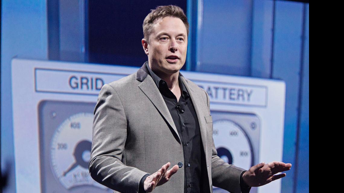 
Elon Musk, cofoundador y presidente ejecutivo de Tesla Motors Inc., habla sobre la batería "Powerwall' durante un evento en Hawthorne, California.
