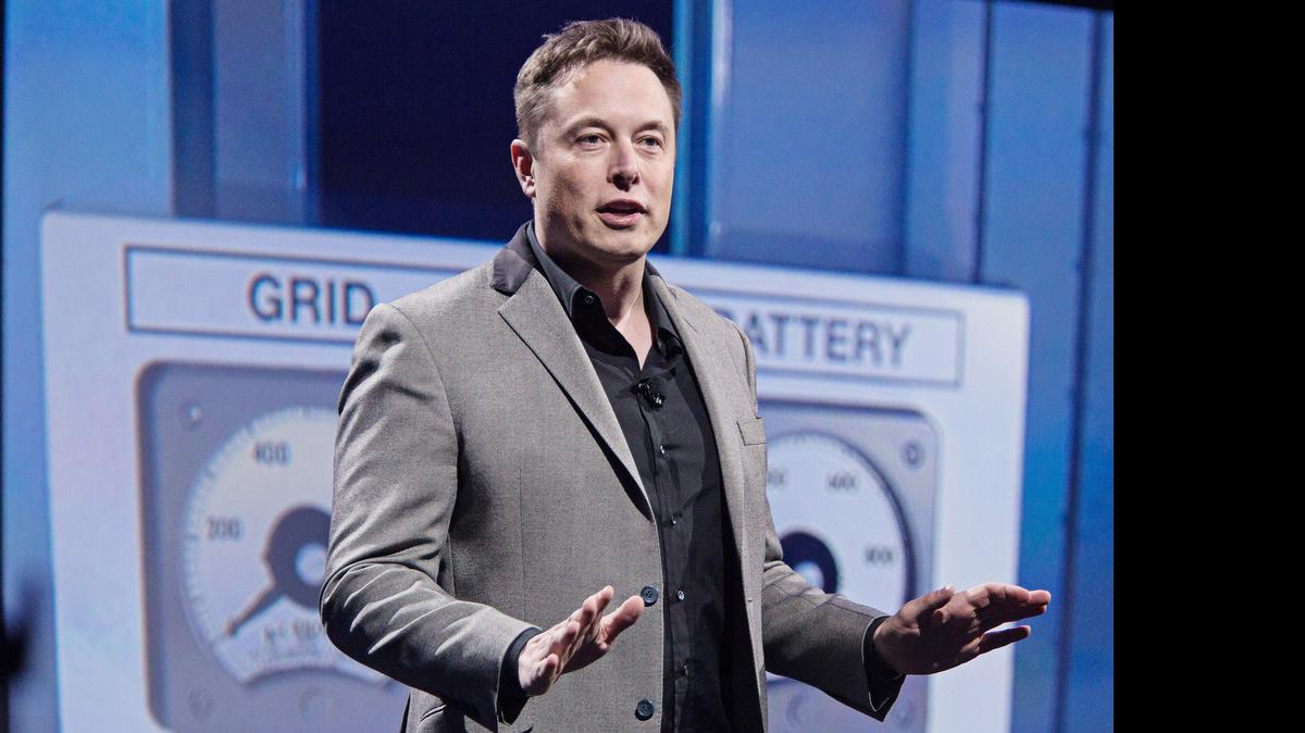 
Elon Musk, cofoundador y presidente ejecutivo de Tesla Motors Inc., habla sobre la batería "Powerwall' durante un evento en Hawthorne, California.
