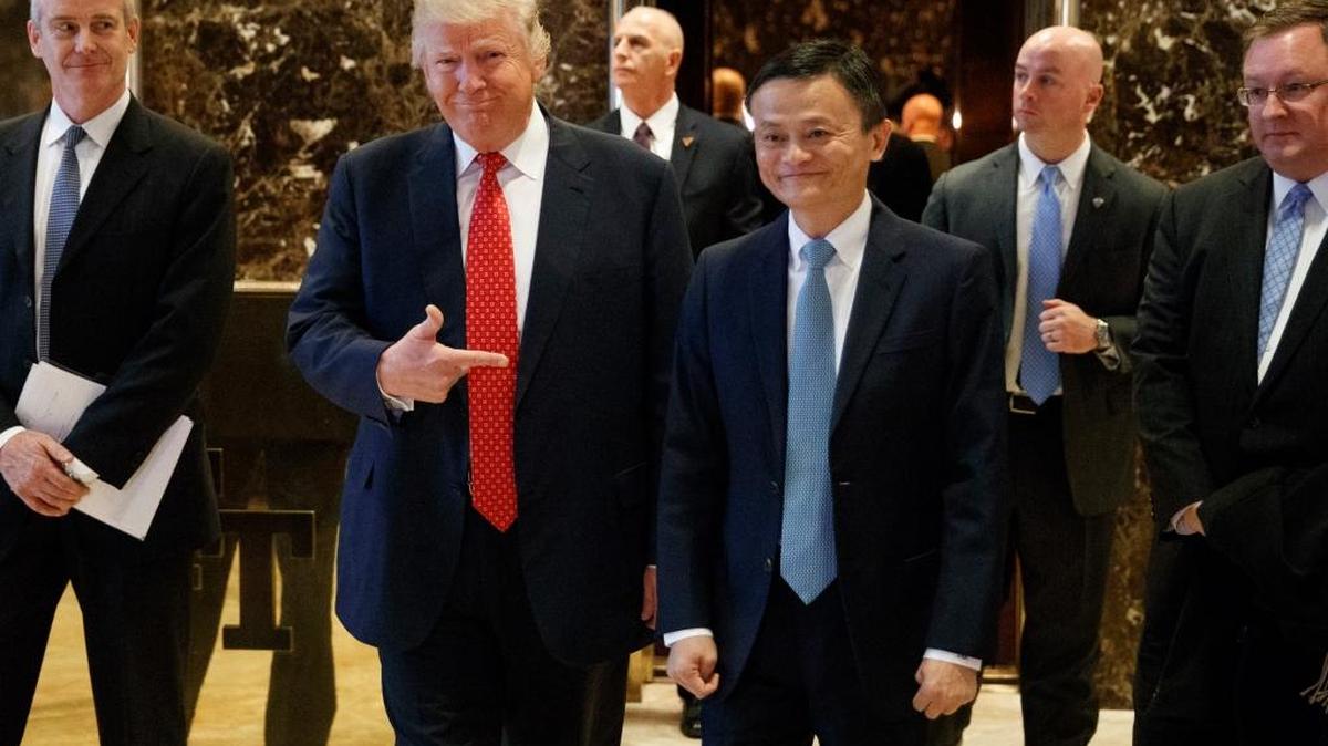 El presidente electo, Donald Trump, y el fundador del gigante de comercio electrónico chino Alibaba, Jack Ma, el lunes tras una reunión en New York.