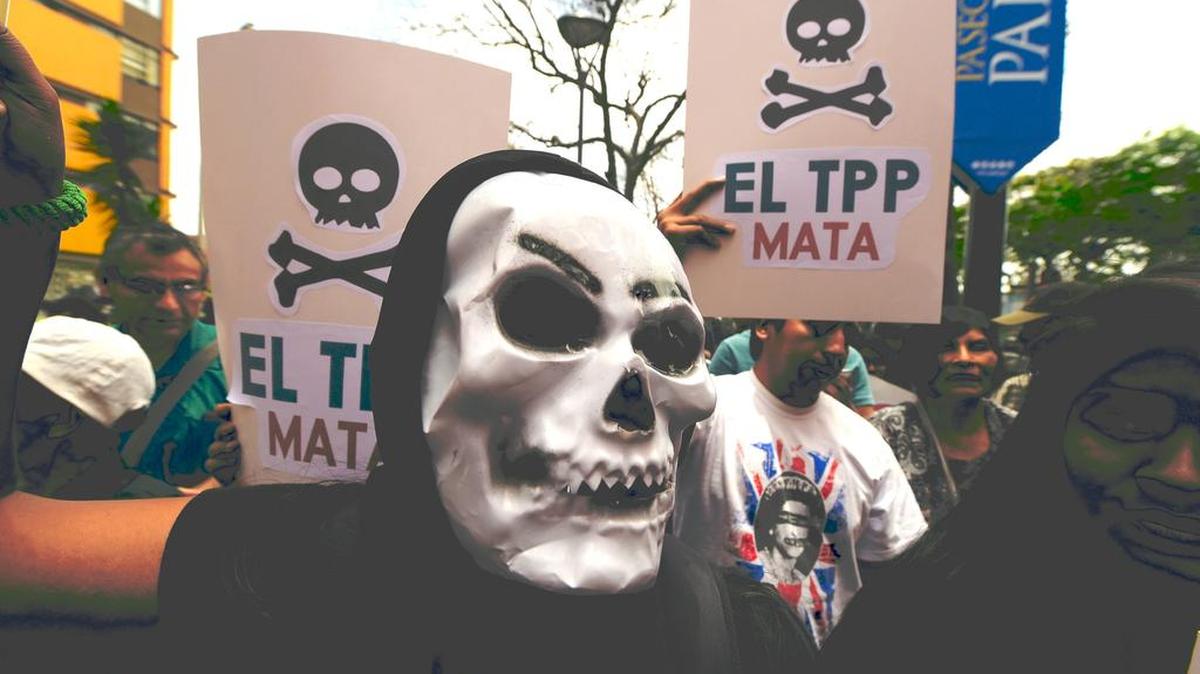 Decenas de personas protestan contra el Acuerdo Transpacífico (TPP) durante la cumbre económica de la Cooperación entre Países de Asia y el Pacífico, celebrada el 18 de noviembre en Lima, Perú.