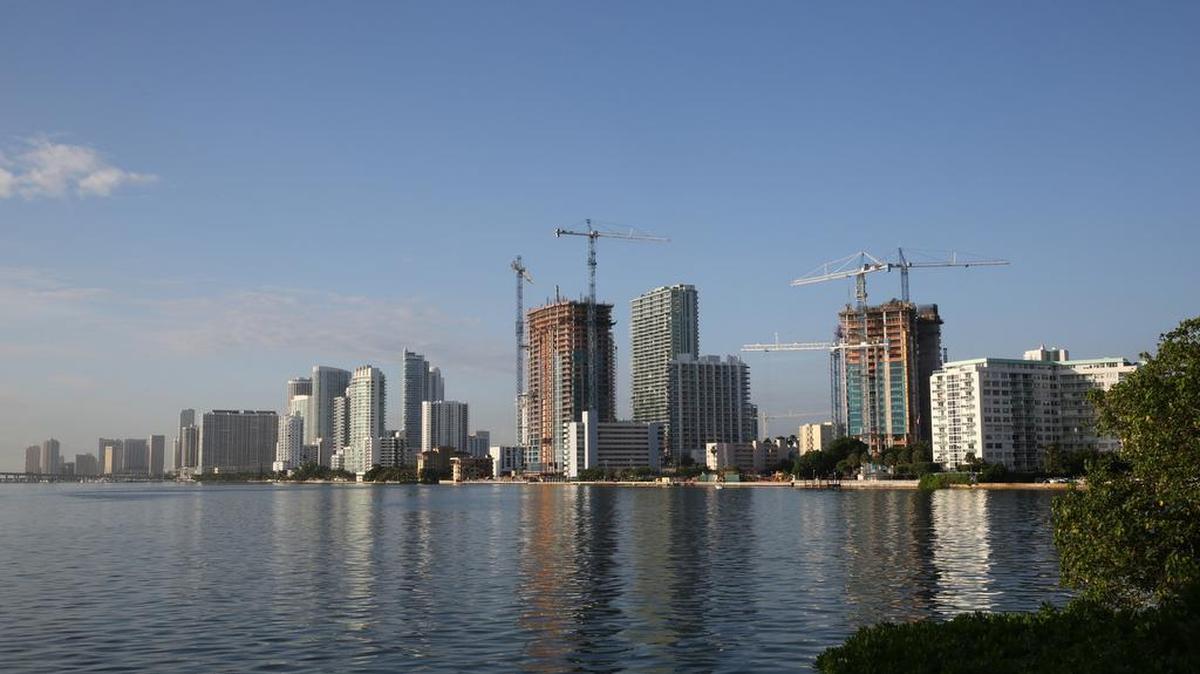 Edificios recientemente construidos y otros en construcción se observan en octubre en el suroeste de Julia Tuttle Causeway, en Edgewater.