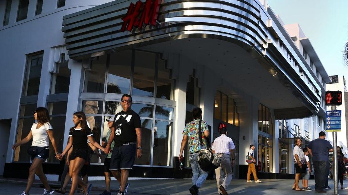 Personas caminan por Lincoln Road, en Miami Beach, en septiembre. Esa zona cambiará de cara en cuestión de pocos meses, al término de un proceso de transformación.