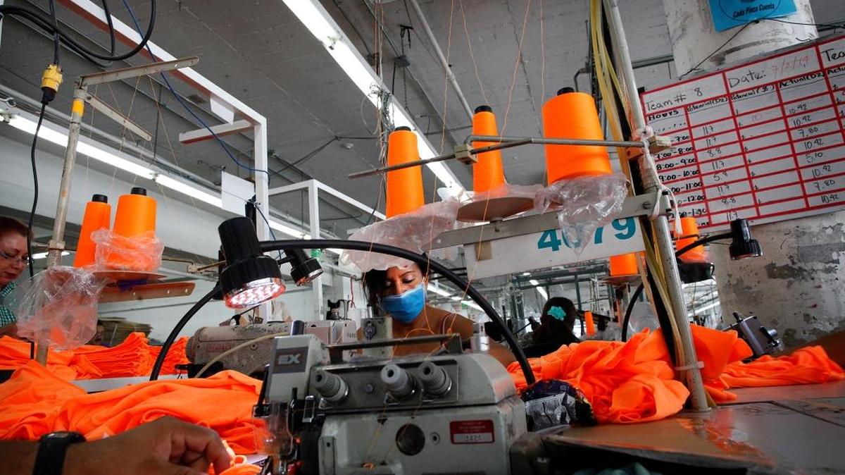 Trabajadoras en una fábrica en las afueras de Los Ángeles. El gobierno del presidente Barack Obama anunció el miércoles una nueva norma que aumenta el techo salarial máximo para tener derecho al pago de horas extra.