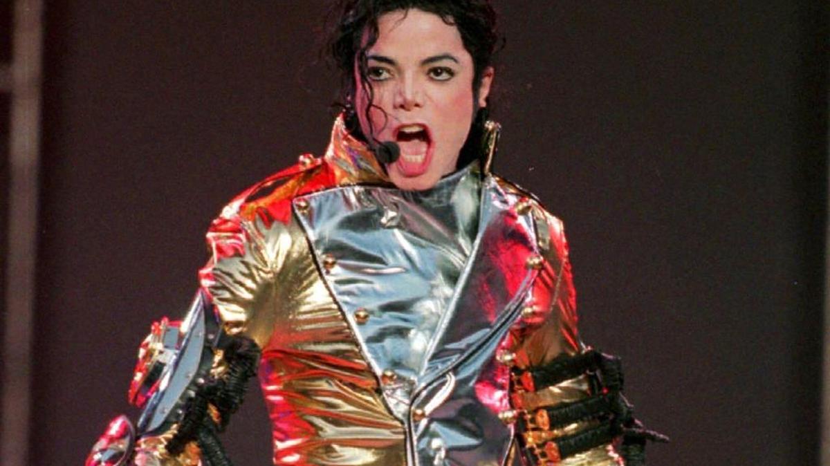 El cantante pop Michael Jackson en un concierto durante una gira por Europa en 1997. El artista murió en junio del 2009.