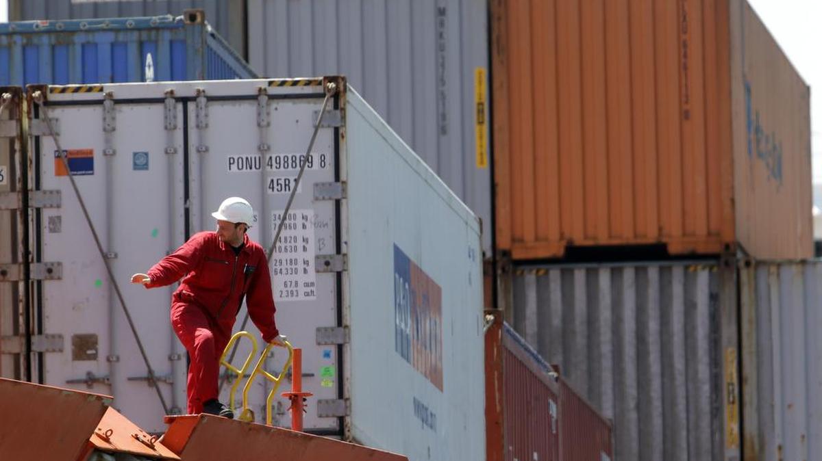 
Un obrero inspecciona la carga de contenedores chilenos sobre un barco atracado en Filadelfia en esta forto de archivo.
