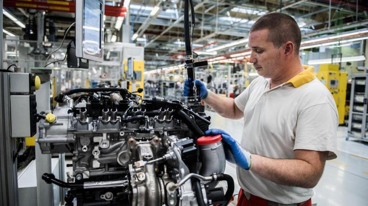 Un empleado ensambla el lunes un motor en un Audi AG en una planta en Hungría. La Comisión Federal de Comercio de EEUU emitió el martes una guía de reclamaciones para los dueños de autos VW y Audi.