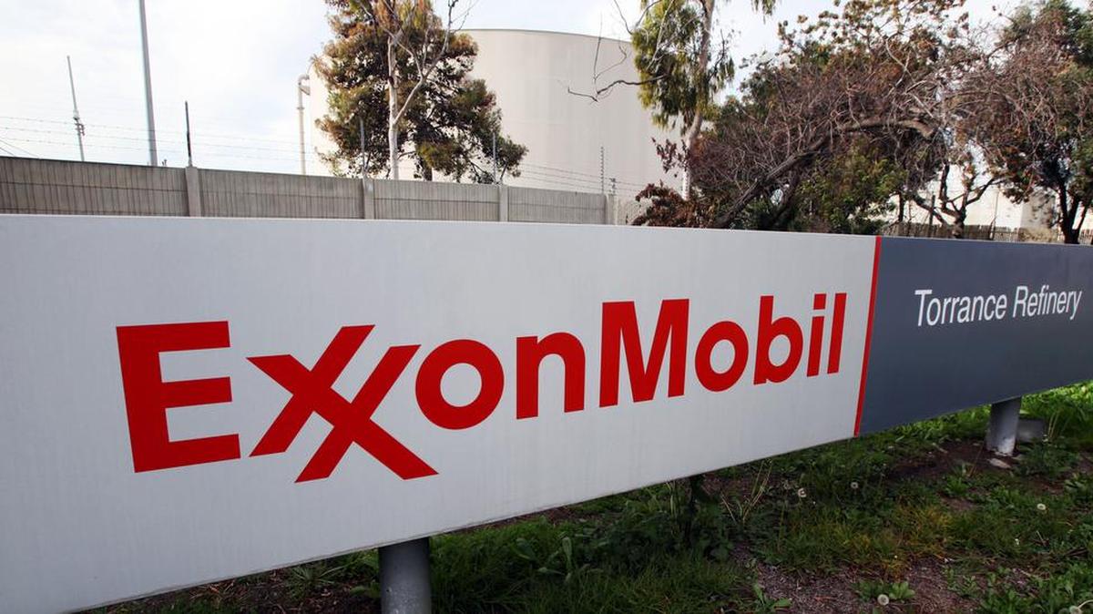 Logo de la empresa ExxonMobil en la referinería Torerance en California. Esa empresa petrolera dijo el martes que está en desacuerdo con el veredicto y que examina sus ‘opciones legales’