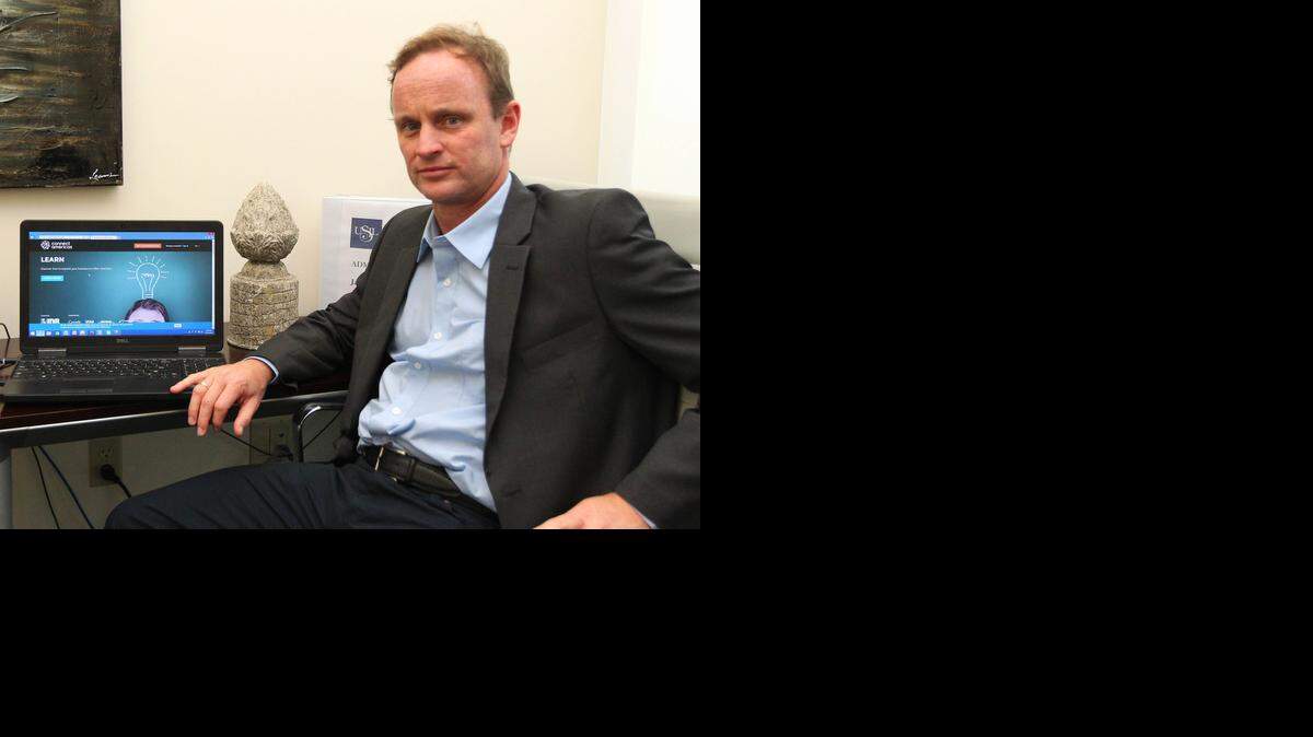 
Daniel Diez Canseco, vicepresidente corporativo de innovación y desarrollo de negocios de la Universidad San Ignacio de Loyola (USIL), en Perú, enseña la entrada nueva plataforma digital de ConnectAmericas, desde nuevo campus del San Ignacio College, en Doral.
