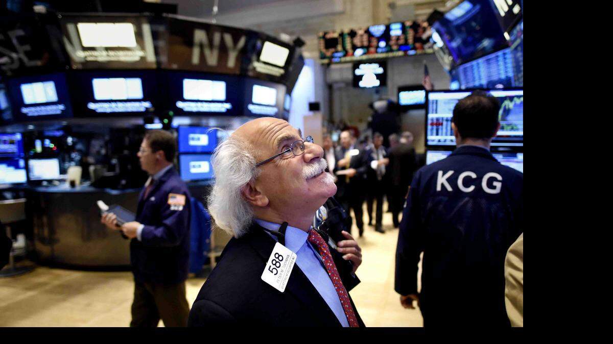 Varios agentes de cambio y bolsa trabajan en el parqué neoyorquino en Estados Unidos, hoy 8 de julio de 2015. Wall Street abrió hoy a la baja, con un descenso del 0,91 % en el Dow Jones de Industriales, en una reacción negativa a las caídas que se registraron hoy en las bolsas chinas y que se suman a las preocupaciones latentes sobre el caso griego.