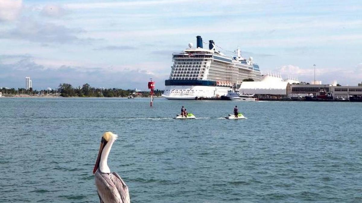 Vista del crucero Celebrity Eclipse desde el Puerto de Miami. Foto de archivo.