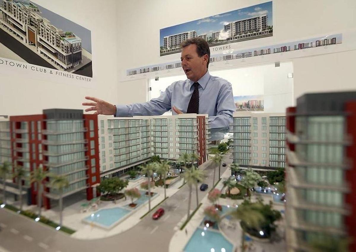 El presidente y director ejecutivo de Century Homebuilders Group, Sergio Pino, en el centro de ventas del complejo residencial Midtown Doral. La firma alquila espacios comerciales en la planta baja de los edificios de apartamentos para mantener la calidad de los inquilinos.