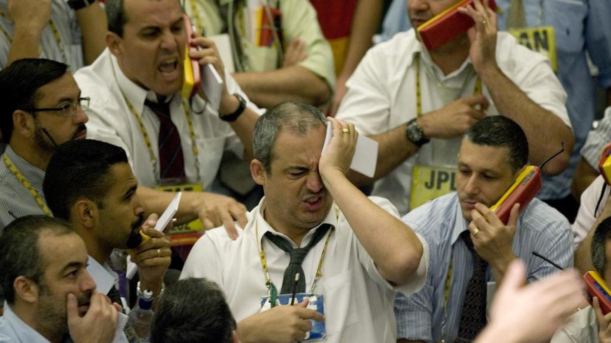 En esta foto de archivo, operadores de la Bolsa de Valores de Sao Paulo en plena actividad.