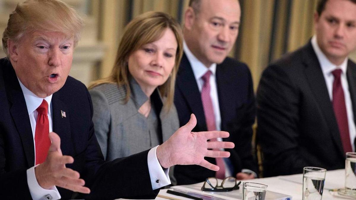 Mary Barra (2 izq.), CEO de General Motors; Gary Cohn (cen.), presidente de Goldman Sachs y Doug McMillon (der.), CEO de Walmart, escuchan al presidente Donald Trump en febrero de este año.