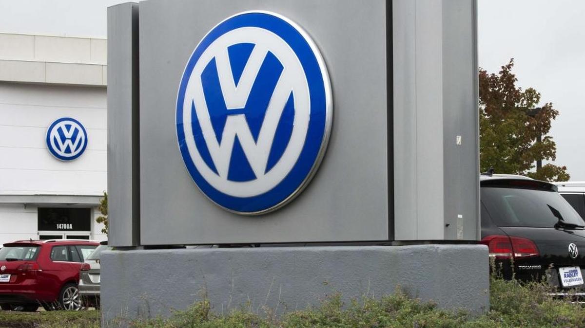 
El logo del fabricante alemán de vehículos Volkswagen en un concesionario en Woodbridge, Virginia. 
