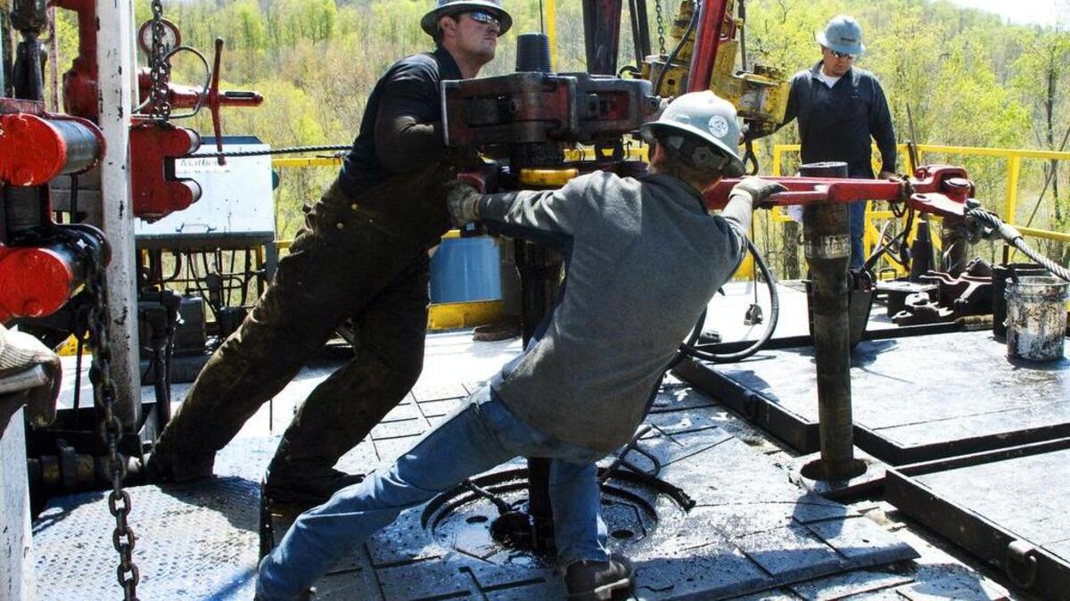 Trabajadores de la compañía Chesapeake Energy realizan maniobras en un yacimiento de gas natural en Burlington, Pennsylvania, en esta foto del 23 de abril de 2010.