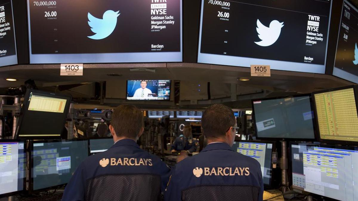Corredores trabajan en el piso de la Bolsa de Valores de Nueva York mientras las cotizaciones de Twitter se muestran en los monitores en esta foto de archivo.