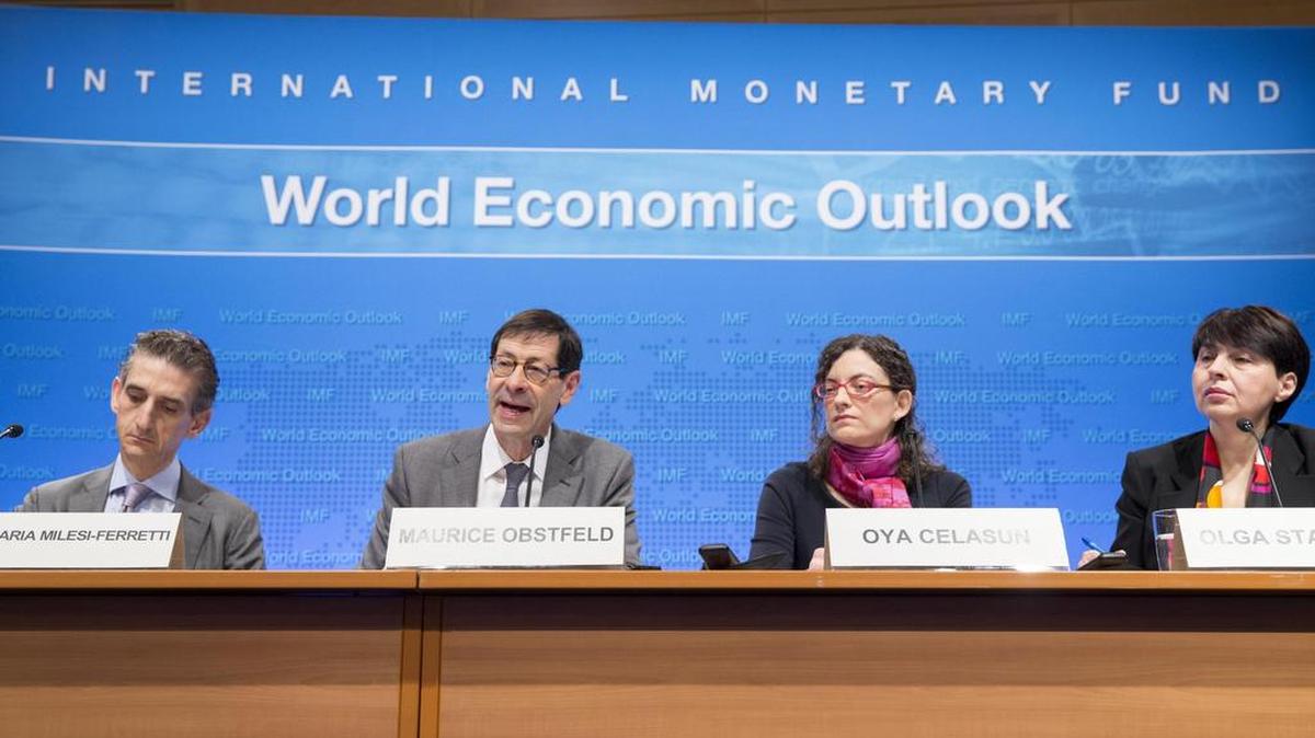 El economista jefe del Fondo Monetario Internacional (FMI), Maurice Obstfeld (2-i), el subdirector de investigación del FMI, Gian Maria Milesi-Ferretti (i), la jefa de estudios del Departamento de Investigación del FMI, Oya Celasun (2-d), y la moderadora Olga Stankova (d), durante la presentación del informe Perspectivas Económicas Globales en la sede del FMI en Washington, Estados Unidos, el 18 de baril de 2017.