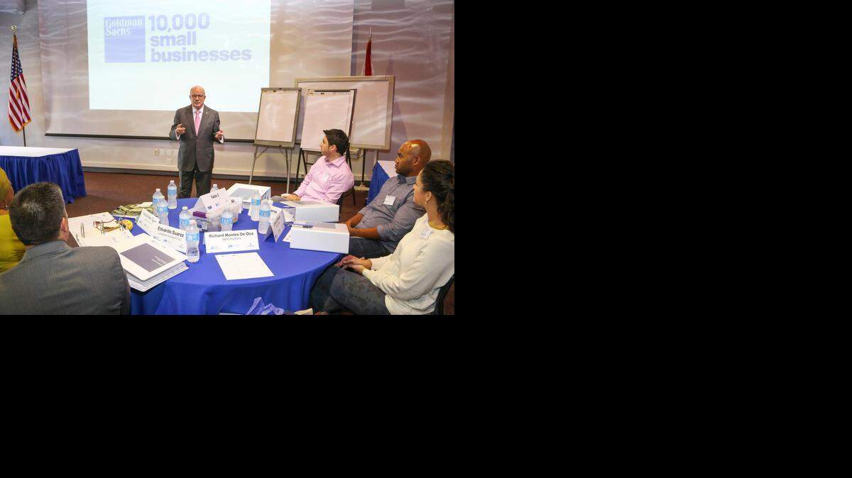 
El doctor Eduardo J. Padrón, presidente del MDC, con participantes de un evento del programa con Goldman Sachs. 
