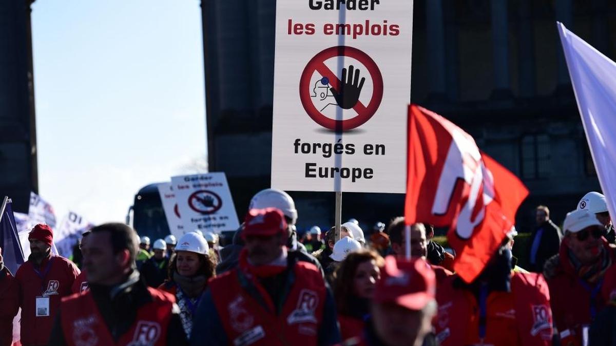 Trabajadores del sector de acero muestran el lunes pancartas con el lema “Mantengan los trabajos en la Unión Europea”. Miles de obreros manifestaron en Bruselas contra las importaciones baratas de China.