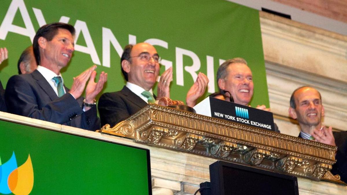 El presidente de Iberdrola, Ignacio Sánchez Galán (2 izq.), se encargó de dar el campanazo inicial de la sesión, en la Bolsa de Nueva York (NYSE), desde el balcón.