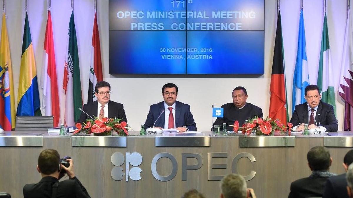 El presidente de la OPEP, Mohammed Al-Sada (2 izq.), habla con la prensa en noviembre pasado.