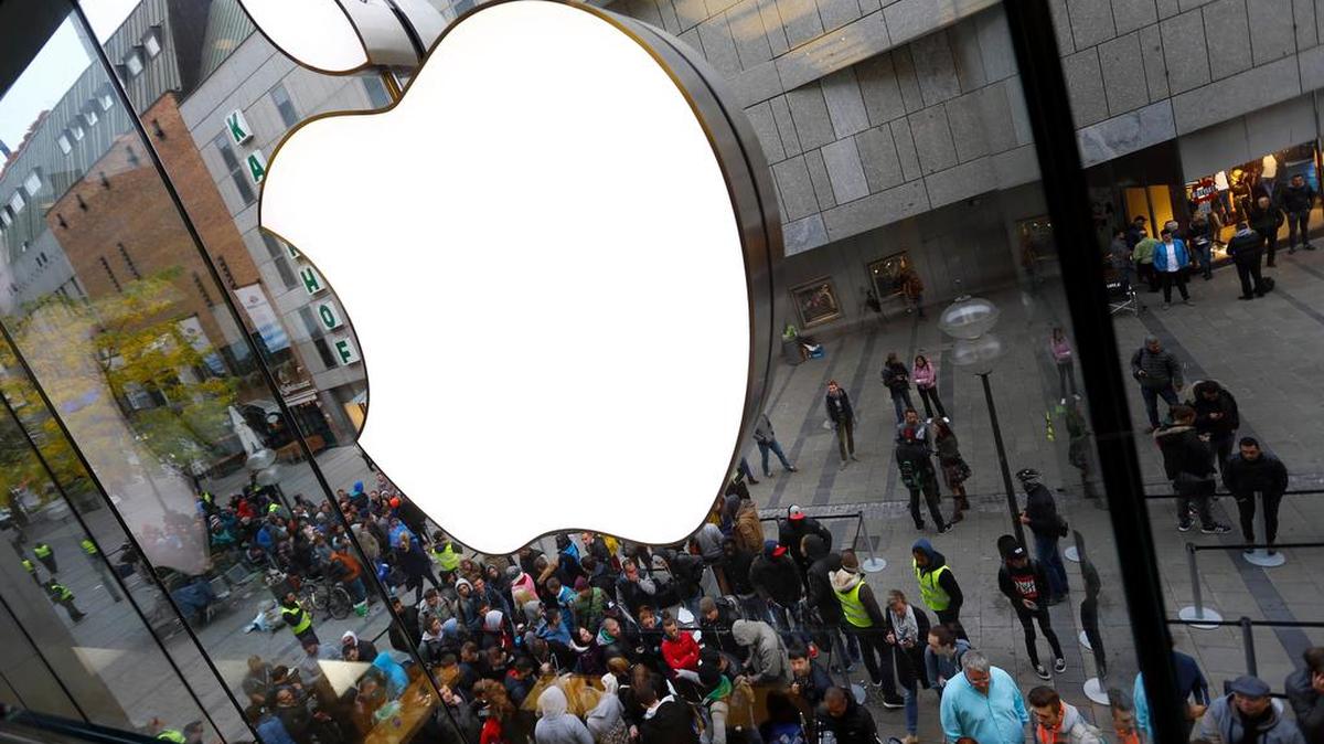 Una muchedumbre espera para entrar a una tienda de Apple en Munich.