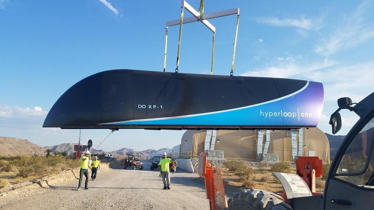 El primer prototipo del tren Hyperloop One Pod, que se mantiene en el aire gracias a un sistema de suspensión magnética y que alcanzará los 1.200 km/h.