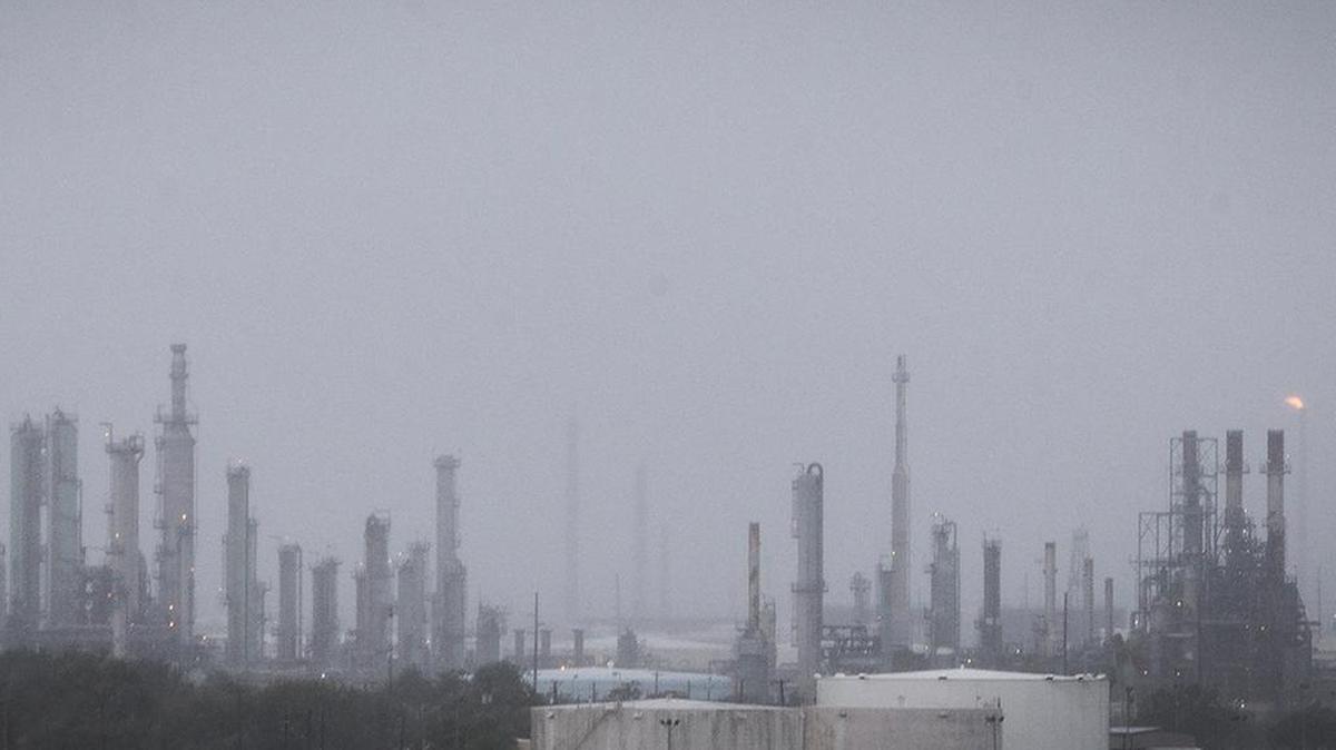 Una refinería continúa operando cuando el huracán Harvey pasa por Corpus Christi, en Texas, el viernes 25 de agosto de 2017.