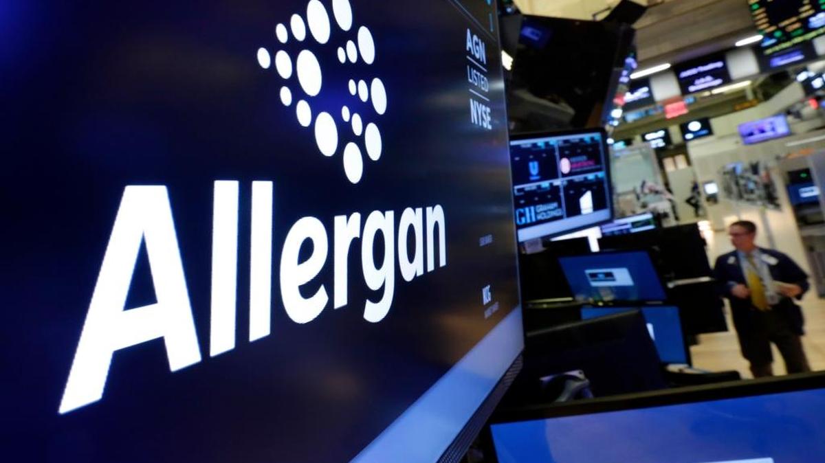 El logo de Allergan logo aparece en un poster en la bolsa de Valores de Nueva York, en noviembre pasado. La primera y mayor fusión de compañías en el 2015 fue anunciada ese mes por las empresas farmacéuticas estadounidenses Pfizer y Allergan, por $160,000 millones, la segunda mayor de la historia, según Dealogic.