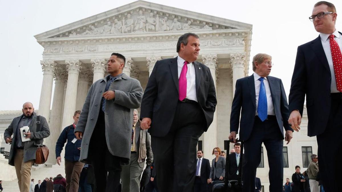 El gobernador de New Jersey, Chris Christie, centro, deja el Tribunal Supremo donde se escucha un caso sobre apuestas deportivas, el 4 de diciembre del 2017.